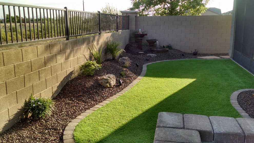 Design ideas for a small traditional backyard partial sun xeriscape in Phoenix with brick pavers.