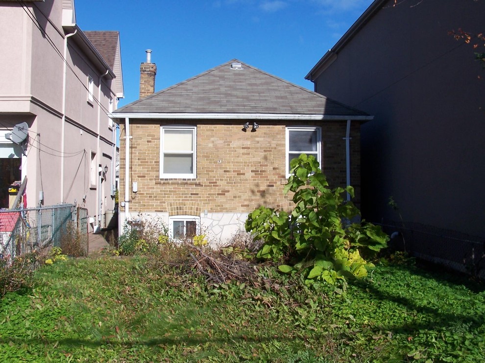 Example of a classic home design design in Toronto