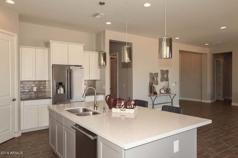 Kitchen - transitional kitchen idea in Phoenix