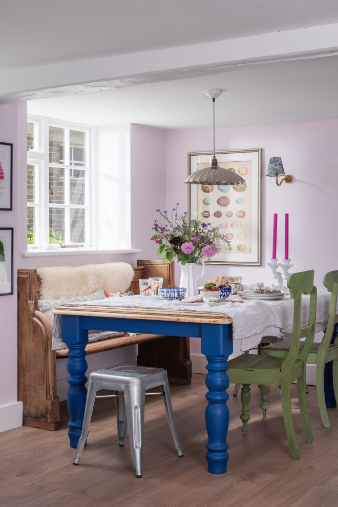 Eklektisk inredning av ett mellanstort kök med matplats, med rosa väggar och ljust trägolv