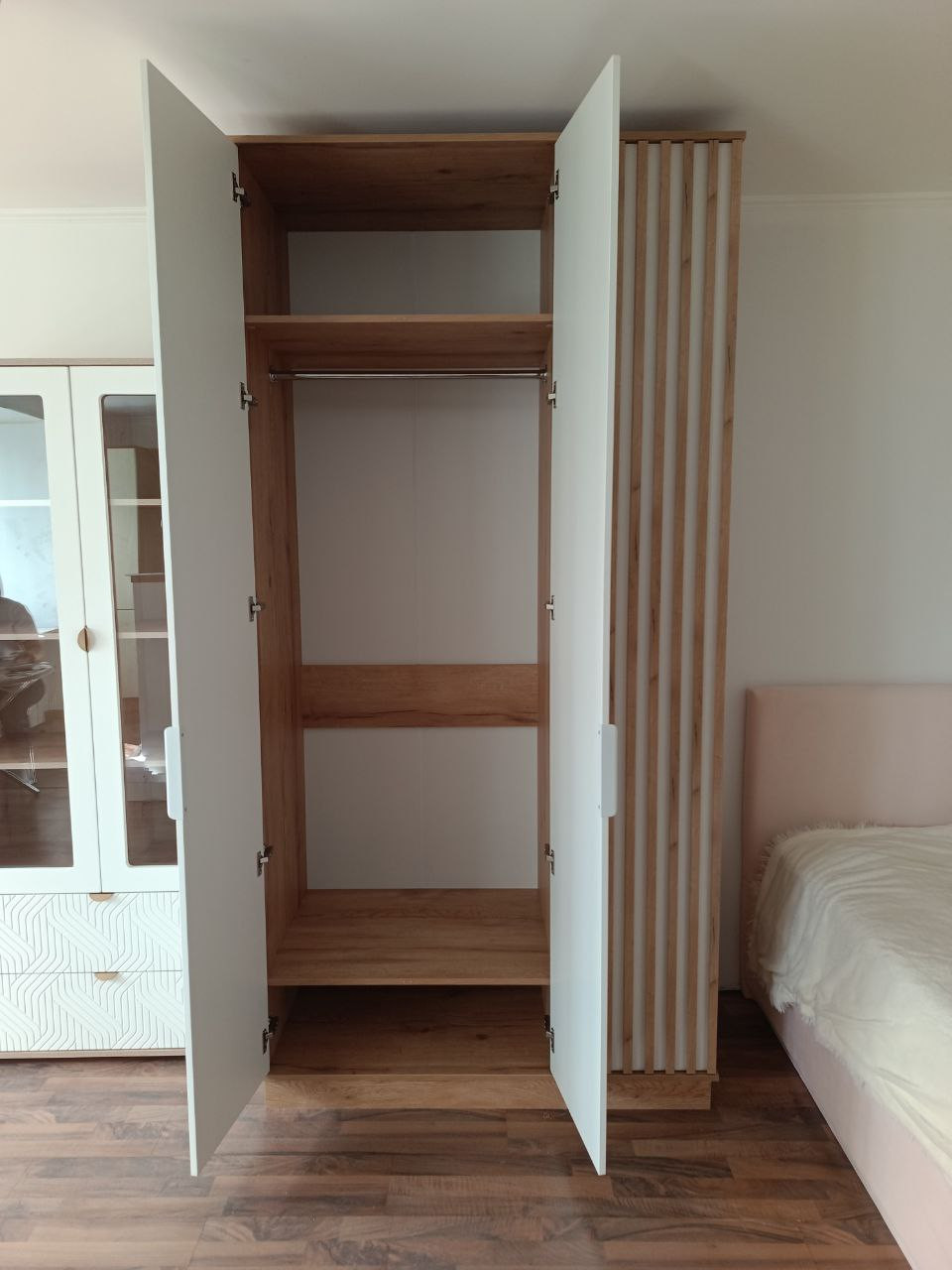 Распашные шкафы