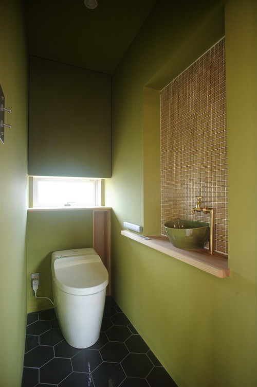 グリーンの壁紙を貼ったトイレの施工事例