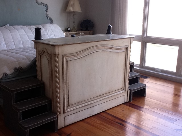 Traditional End Of Bed Furniture With Hidden Tv Inside