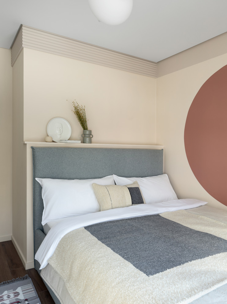 Bild på ett litet skandinaviskt sovrum, med beige väggar, mellanmörkt trägolv och brunt golv