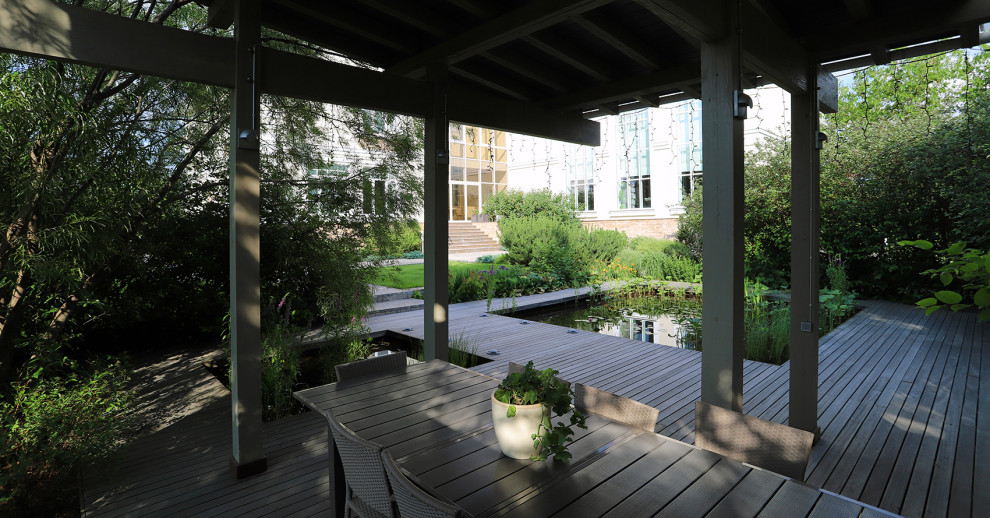 Сад с геометричным водоемом