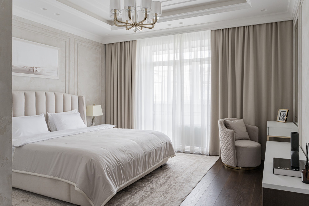Пример оригинального дизайна: большая гостевая спальня (комната для гостей) в классическом стиле с бежевыми стенами, темным паркетным полом, коричневым полом и многоуровневым потолком
