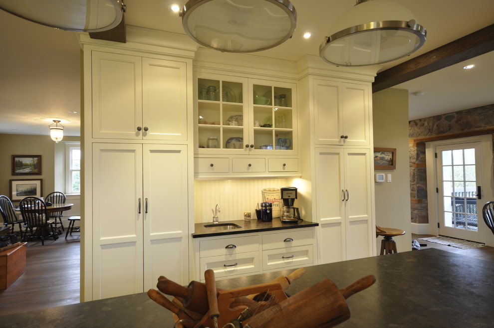 Inspiration for a transitional home design remodel in Toronto