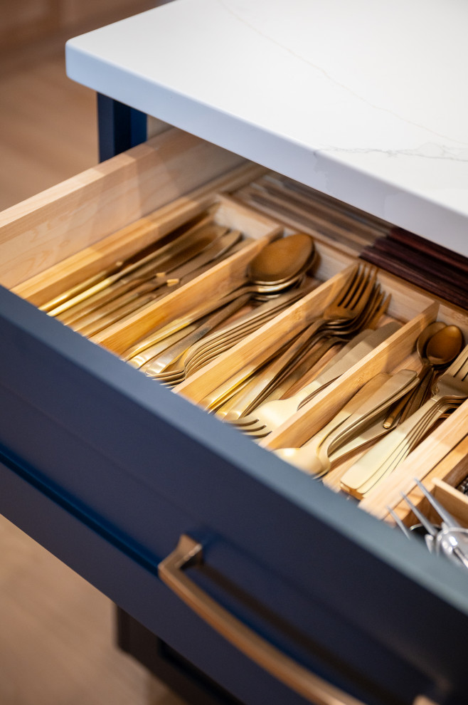 Vintage in Dark Blue and White Oak