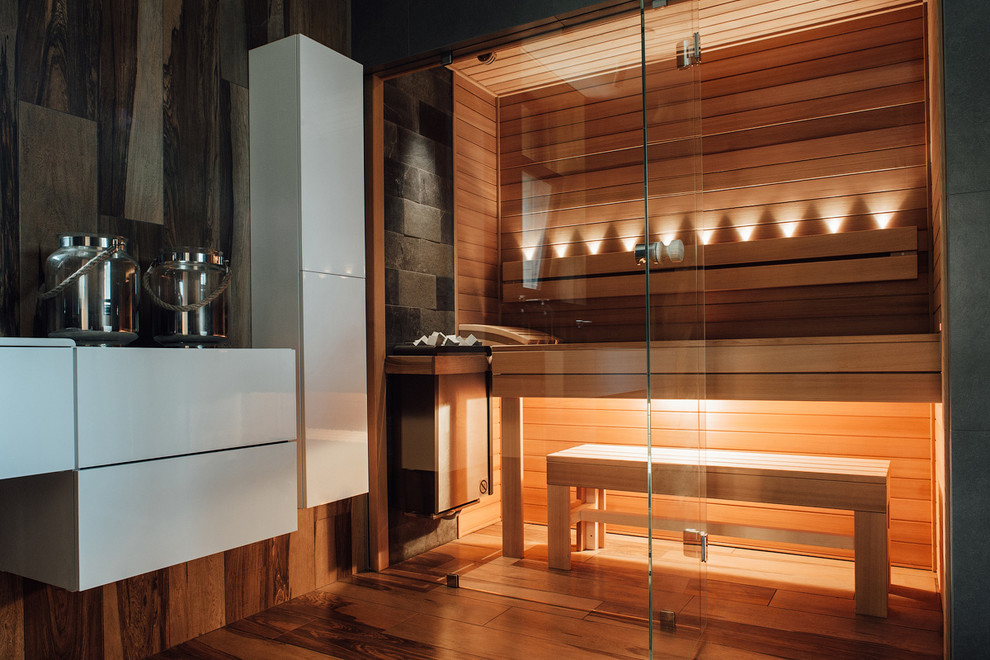 Сауна в загородном доме из кедра.