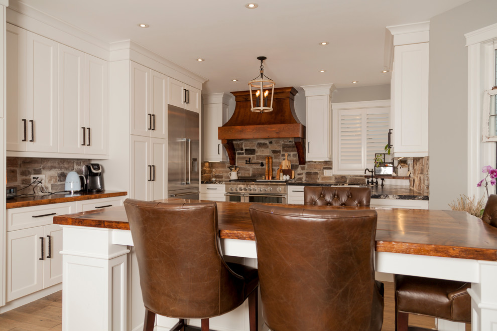 Kitchen - transitional kitchen idea in Toronto