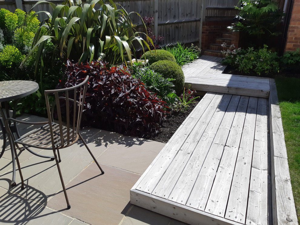 Foto di un piccolo privacy in giardino minimal dietro casa in estate con pavimentazioni in pietra naturale e recinzione in legno