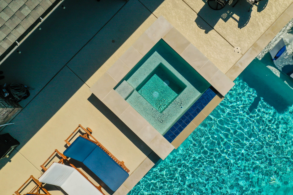 Foto di una piscina rustica rettangolare di medie dimensioni e dietro casa con una vasca idromassaggio e pedane
