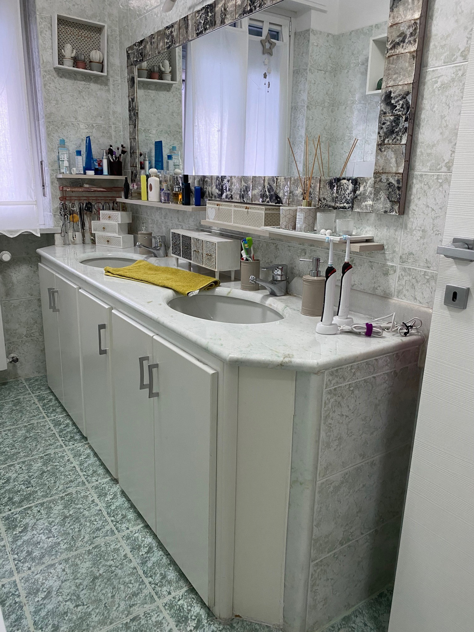 La parete dei lavabi nel vecchio bagno