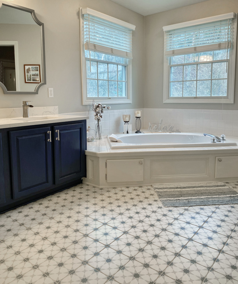Bild på ett stort vintage vit vitt en-suite badrum, med blå skåp, ett hörnbadkar, klinkergolv i porslin och vitt golv