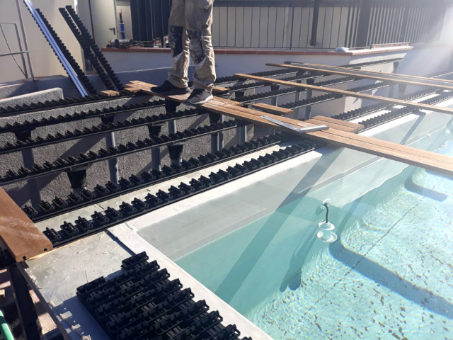 Piscina sobre forjado de un edificio en Barcelona classico-cantina