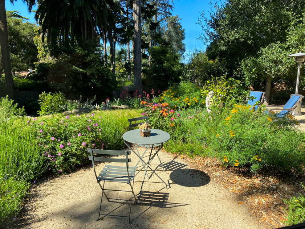 Ejemplo de jardín de secano romántico en patio trasero con granito descompuesto