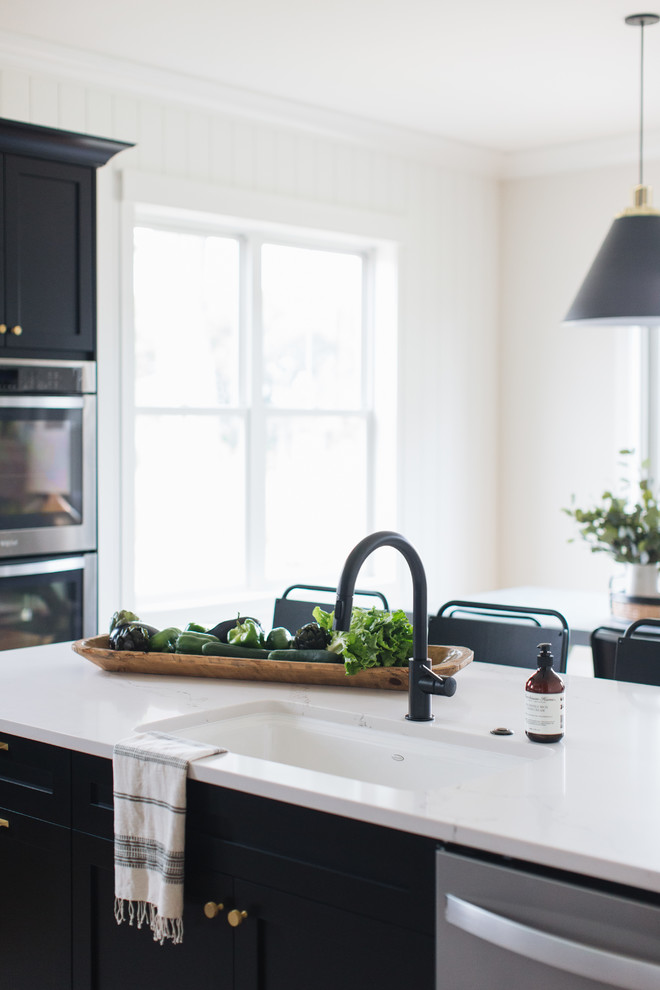 Transitional kitchen photo in Chicago