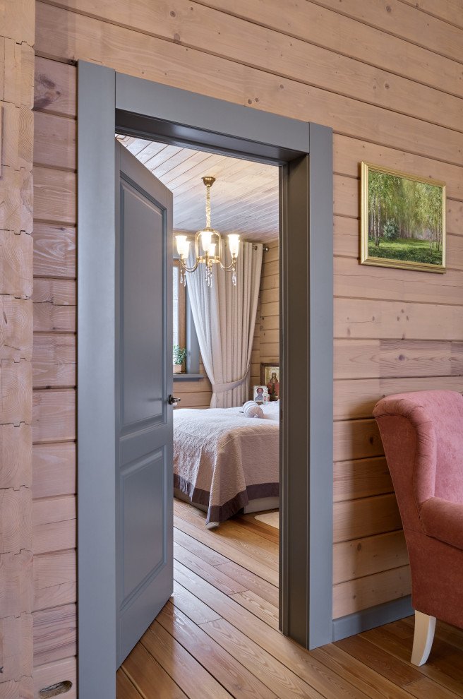 Серые двери в доме из бруса