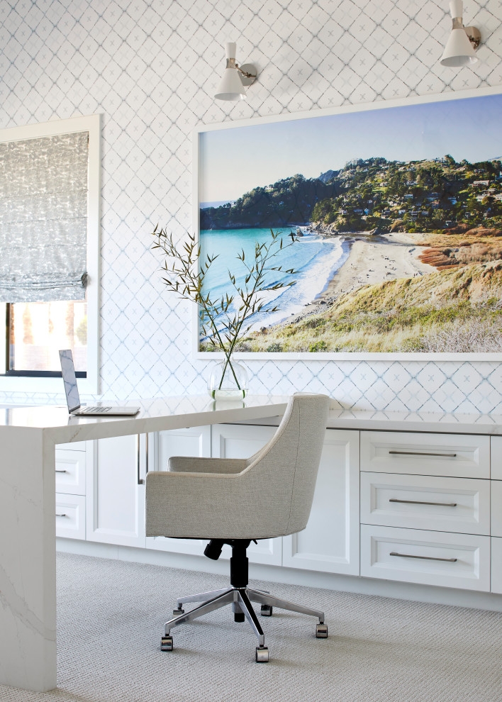 Example of a transitional home design design in Phoenix
