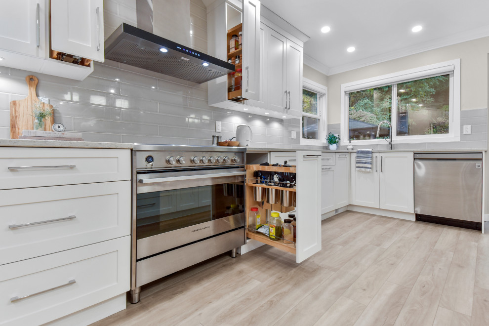 Transitional kitchen photo in Vancouver