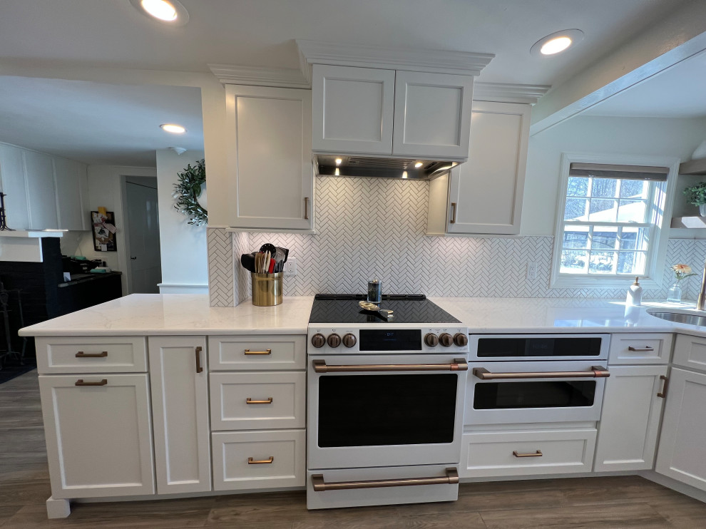 Exempel på ett litet lantligt vit vitt kök, med en undermonterad diskho, skåp i shakerstil, skåp i ljust trä, bänkskiva i kvarts, vitt stänkskydd, stänkskydd i keramik, vita vitvaror, klinkergolv i keramik, en köksö och brunt golv