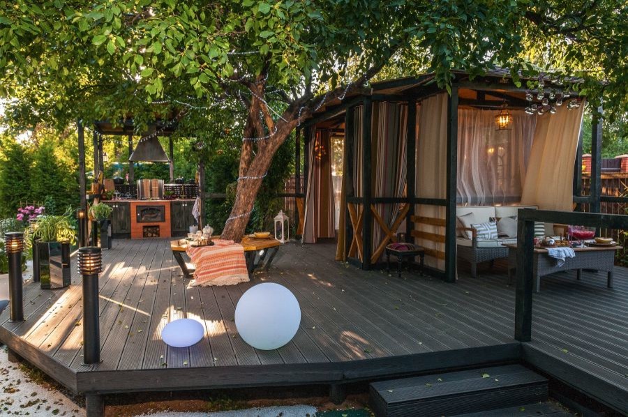 В тени яблонь. Для передачи Фазенда