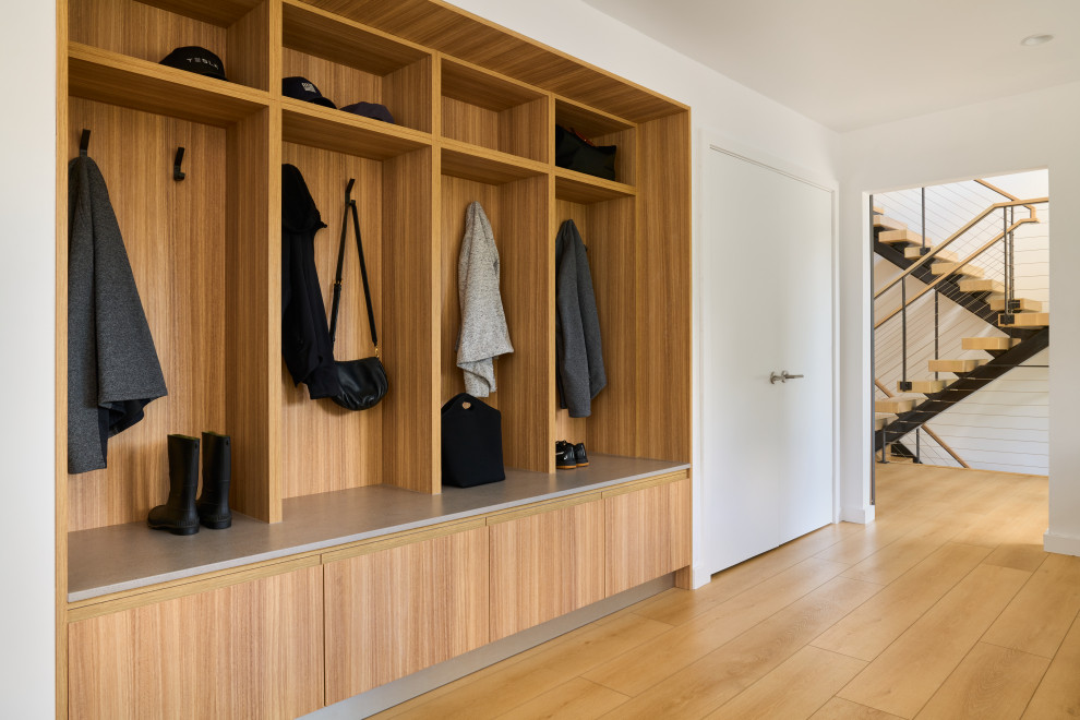 Cette photo montre un dressing moderne en bois brun de taille moyenne et neutre avec un placard sans porte, un sol en vinyl, un sol beige et un plafond décaissé.
