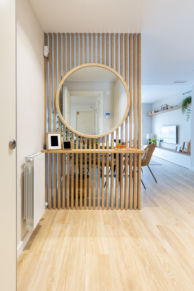 Imagen de recibidores y pasillos nórdicos de tamaño medio con iluminación