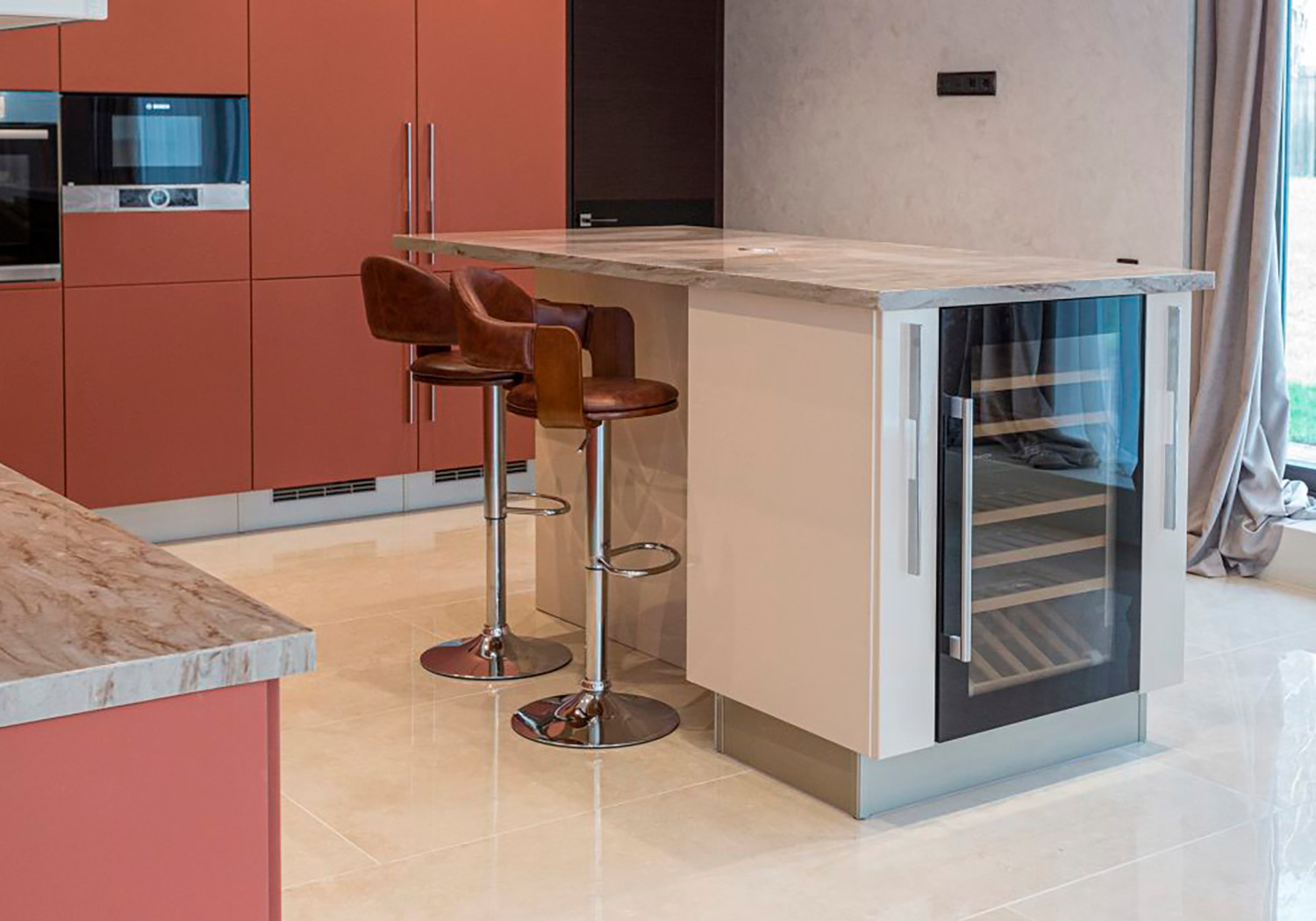 Кухня с островом для загородного дома