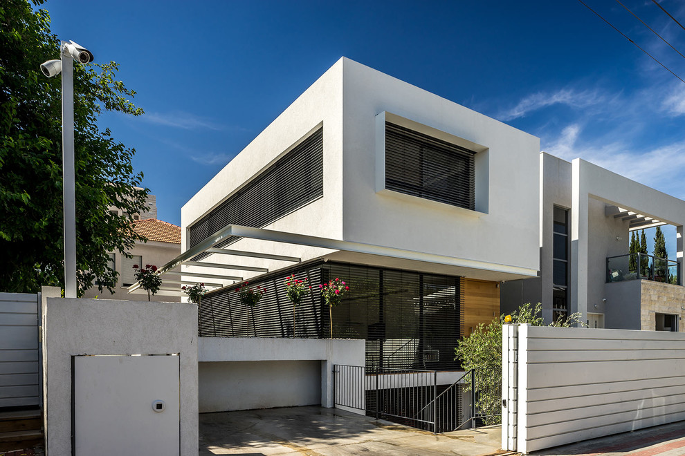 Inspiration for a small modern three-storey white exterior in Tel Aviv with metal siding.