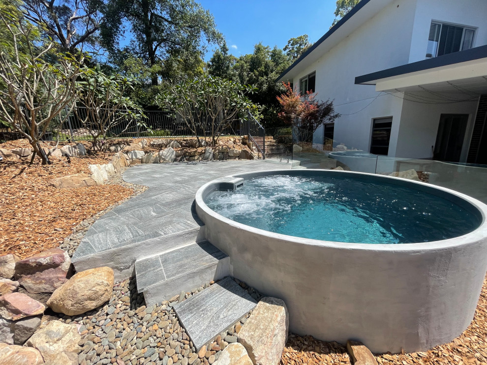 Ispirazione per una piccola piscina moderna rotonda dietro casa con paesaggistica bordo piscina