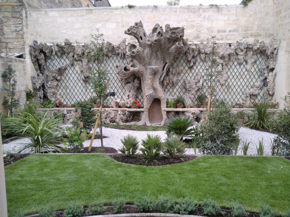 Immagine di un giardino tradizionale di medie dimensioni