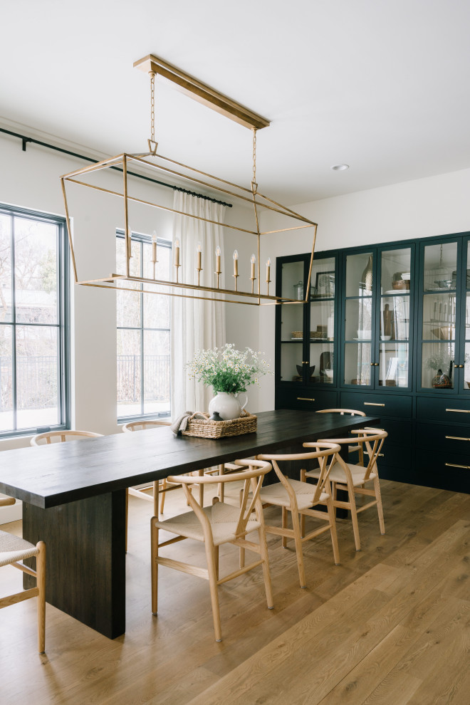 Идея дизайна: большая кухня-столовая в стиле неоклассика (современная классика) с белыми стенами, светлым паркетным полом и коричневым полом