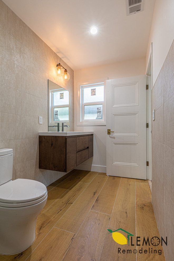Inredning av ett modernt vit vitt badrum med dusch, med bruna skåp, ljust trägolv, ett undermonterad handfat, brunt golv och dusch med skjutdörr