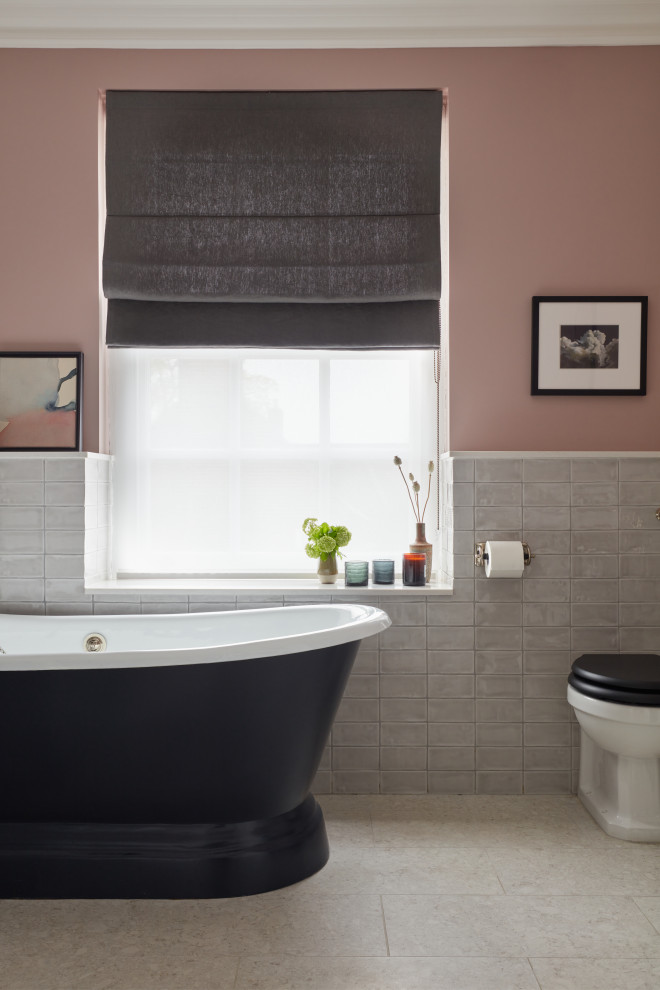 Exempel på ett stort modernt badrum för barn, med ett fristående badkar, en öppen dusch, en toalettstol med hel cisternkåpa, grå kakel, keramikplattor, rosa väggar, klinkergolv i keramik och grått golv