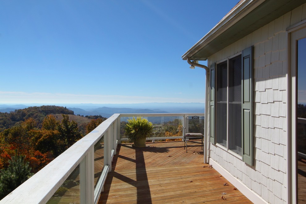 Example of a mountain style deck design in Charlotte