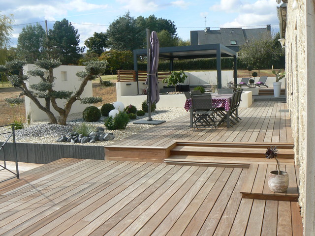 Agencement moderne d'une terrasse avec Spa et pergola modern-deck