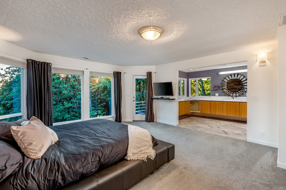 Свежая идея для дизайна: большая хозяйская спальня в стиле модернизм с белыми стенами, ковровым покрытием и серым полом - отличное фото интерьера