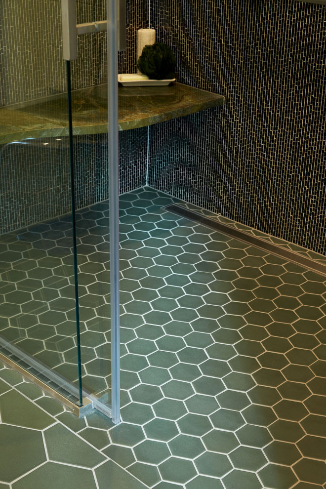 Idéer för ett stort eklektiskt grön en-suite badrum, med luckor med infälld panel, vita skåp, en dusch i en alkov, grön kakel, mosaik, beige väggar, klinkergolv i keramik, ett undermonterad handfat, granitbänkskiva, grönt golv och dusch med skjutdörr