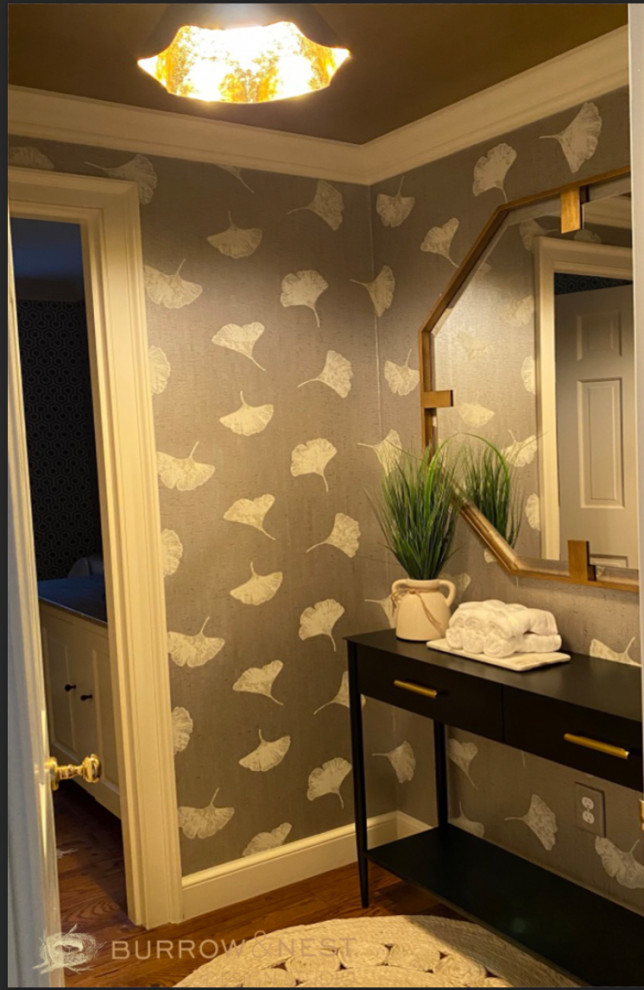 Imagen de aseo campestre de tamaño medio con paredes beige, papel pintado y papel pintado
