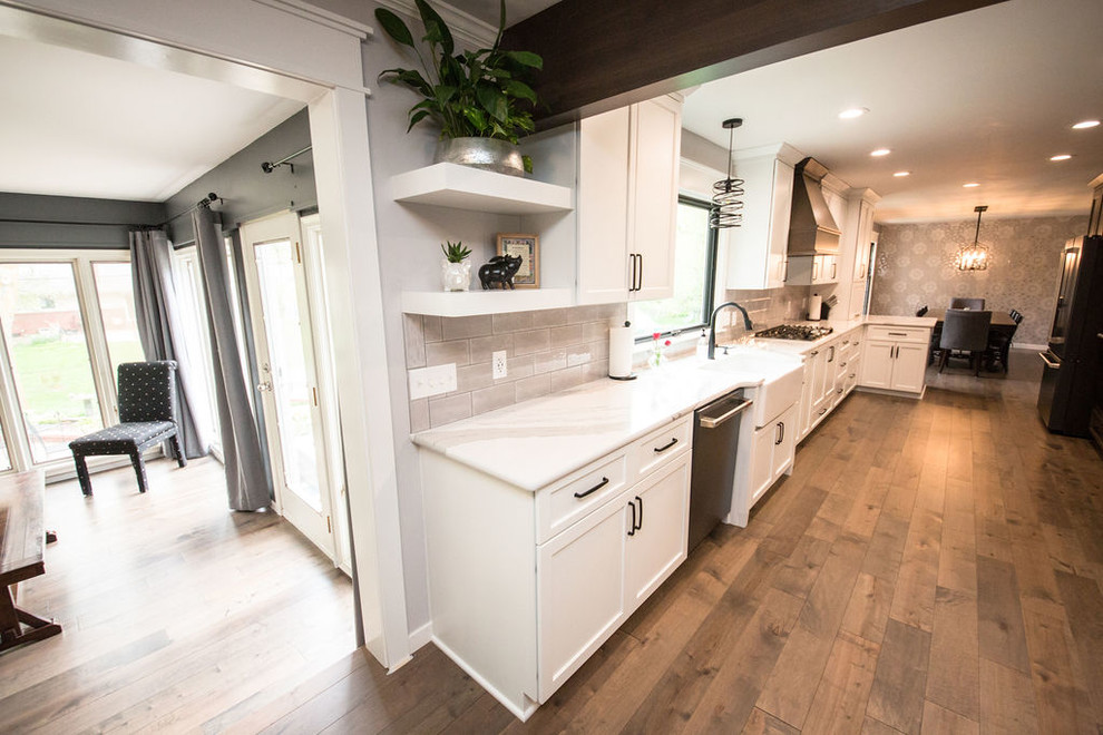 Kitchen - transitional kitchen idea in Omaha