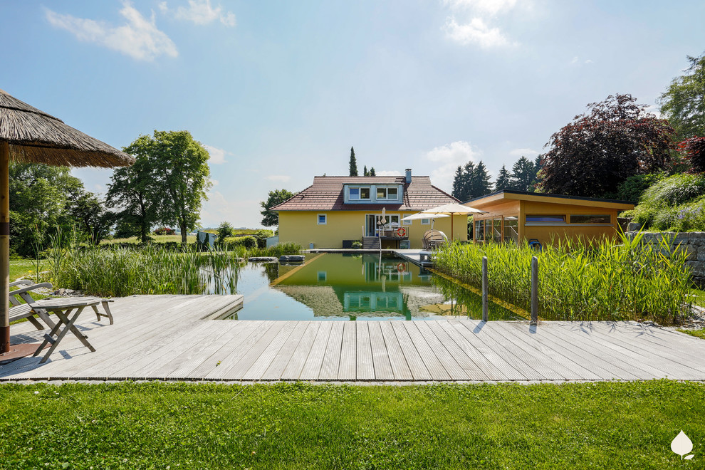 Geräumiger Landhaus Pool hinter dem Haus in individueller Form mit Dielen in Stuttgart