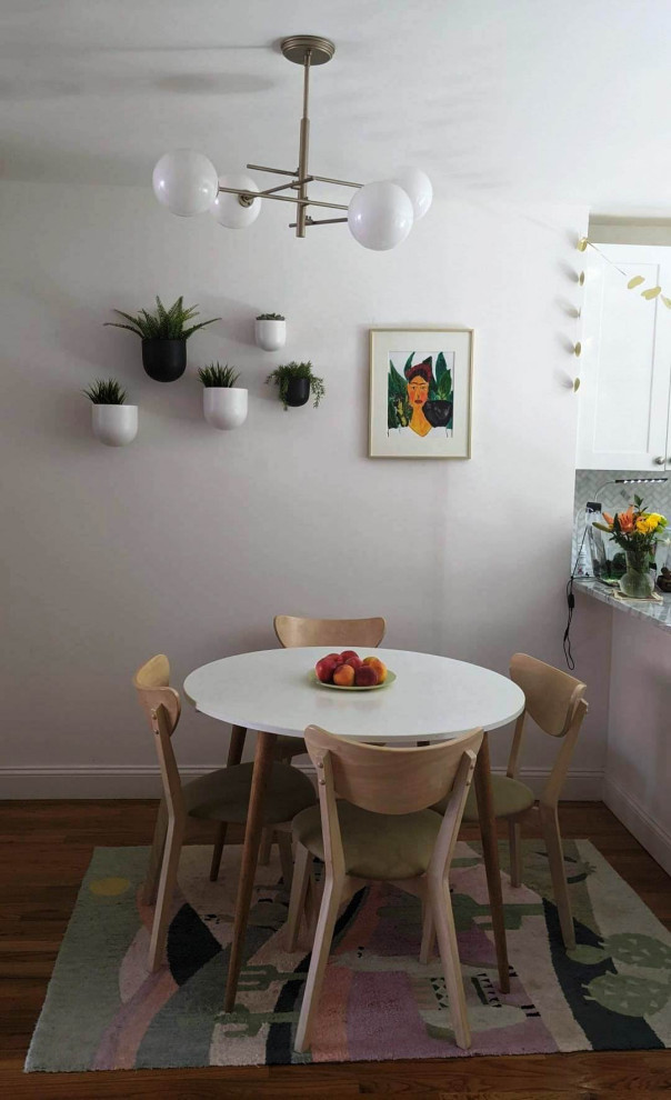 Bild på ett funkis kök med matplats, med vita väggar