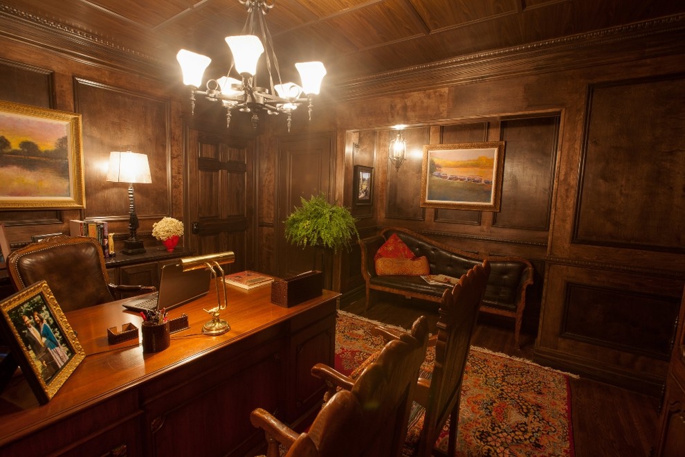 Inspiration for a traditional home office in Detroit.