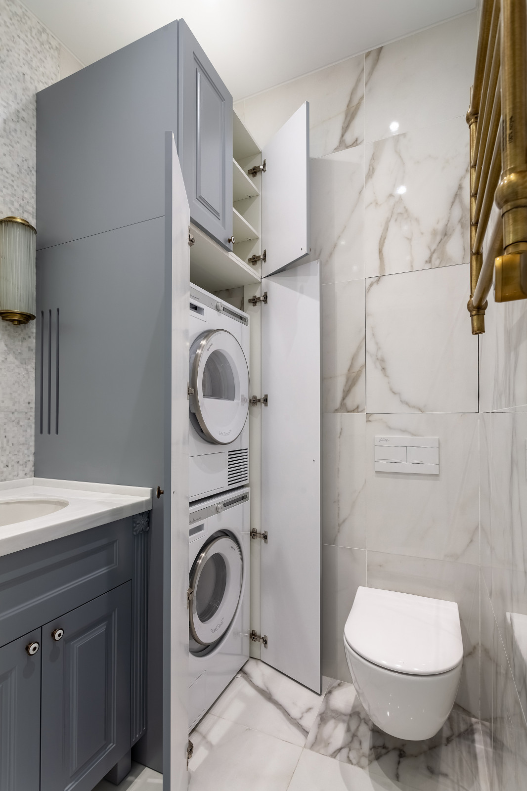 Распашной шкаф в эмали в санузел