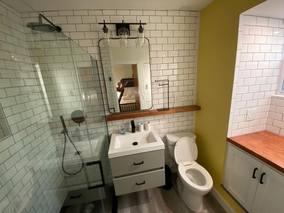 Свежая идея для дизайна: маленькая ванная комната в стиле шебби-шик с серыми фасадами, белой плиткой, плиткой кабанчик, желтыми стенами, полом из винила, серым полом, белой столешницей, нишей, тумбой под одну раковину и подвесной тумбой для на участке и в саду - отличное фото интерьера