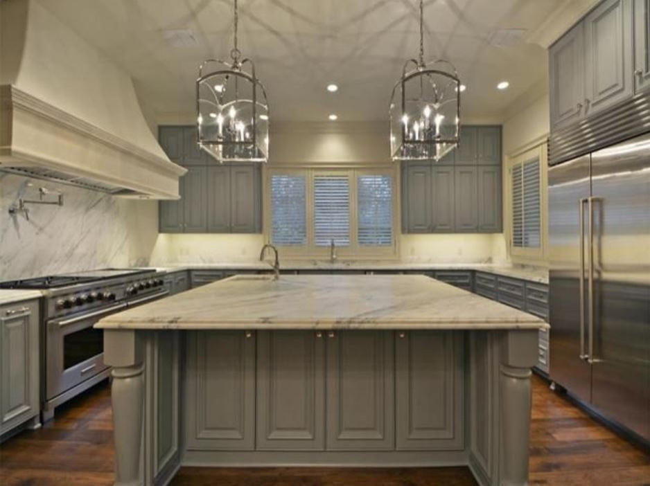 Transitional kitchen photo in Austin