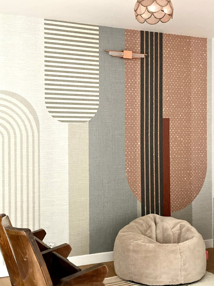 Diseño de cine en casa abierto bohemio de tamaño medio con paredes multicolor, suelo de madera clara, pantalla de proyección y suelo marrón