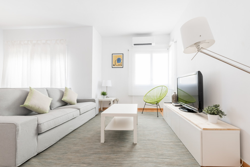 Foto de salón para visitas abierto escandinavo de tamaño medio con paredes blancas y pared multimedia