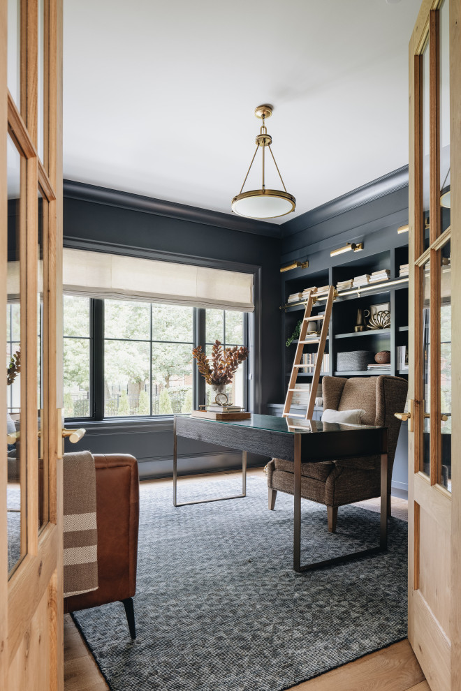 Идея дизайна: большая открытая гостиная комната в стиле неоклассика (современная классика) с синими стенами, светлым паркетным полом и коричневым полом без камина, телевизора
